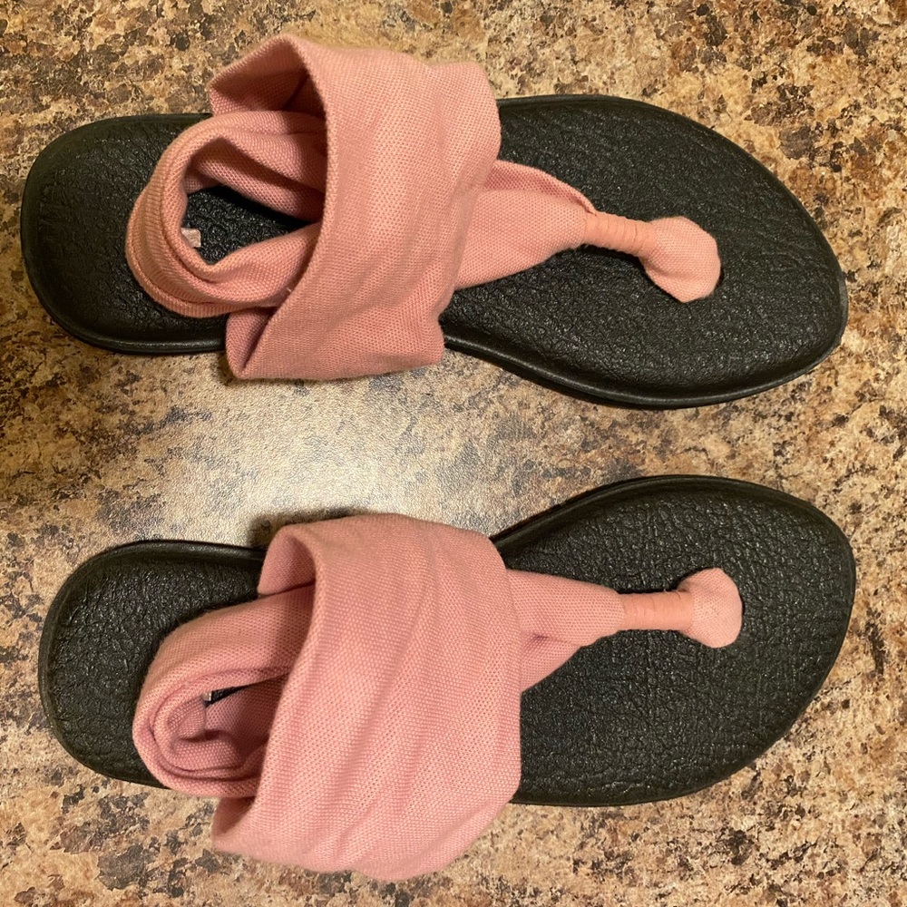 Sanuk size 6 Blush Pink Sandals